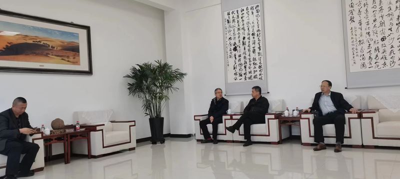 公司與哈密市政府領(lǐng)導(dǎo)洽談公司新疆發(fā)展思路，加大助力新疆能源發(fā)展！